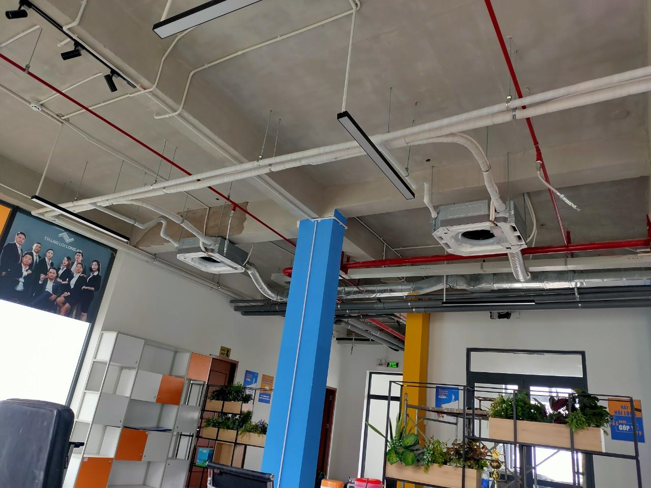 đặt máy lạnh giữa căn phòng