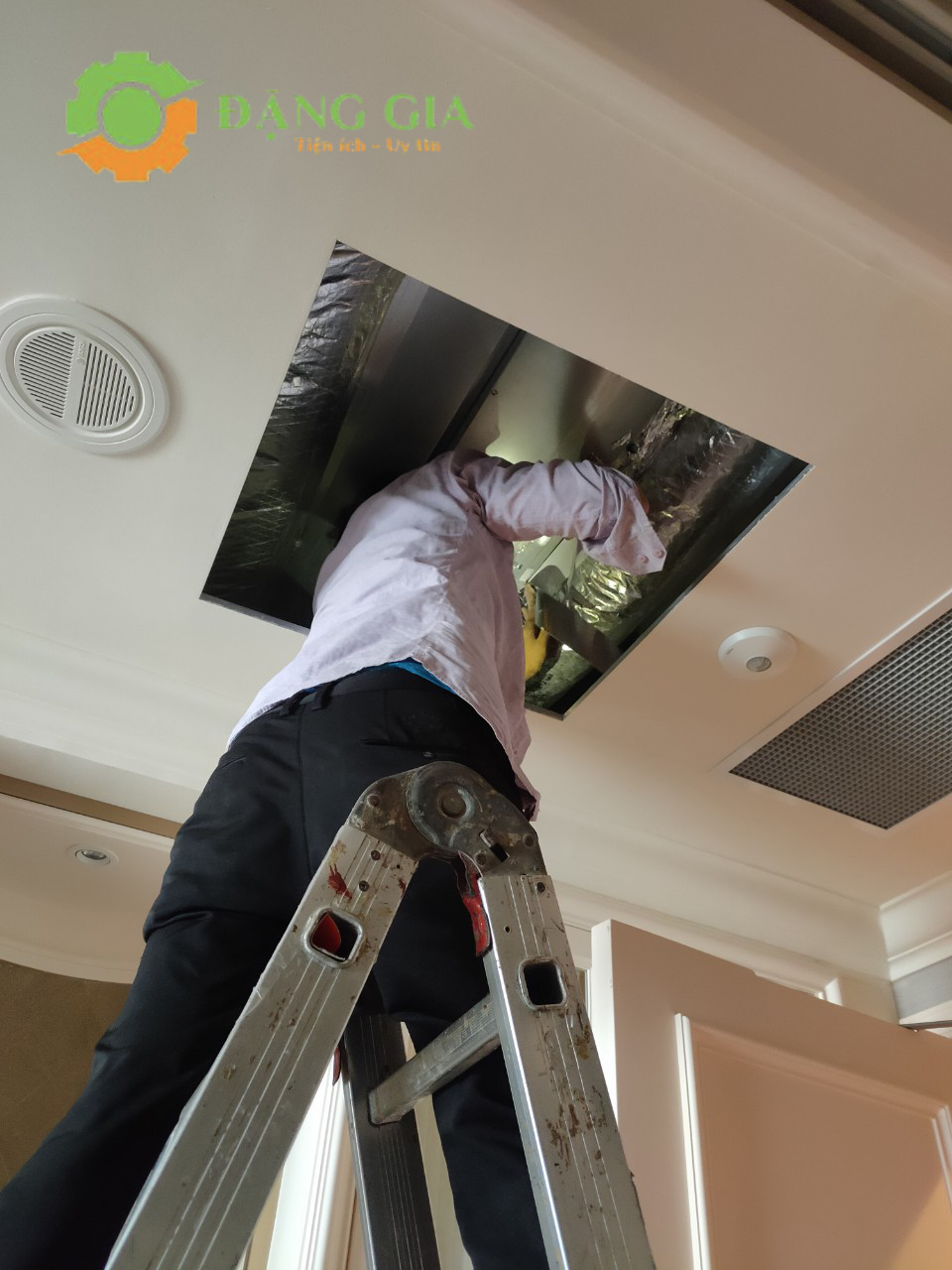 vệ sinh máy lạnh khách sạn