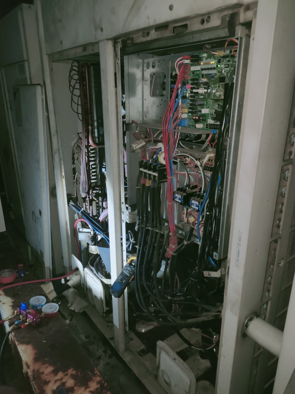 vệ sinh máy lạnh và bơm gas chuyên nghiệp